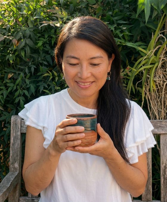 Yumi Matsubara, terapeuta, sorrindo em ambiente natural